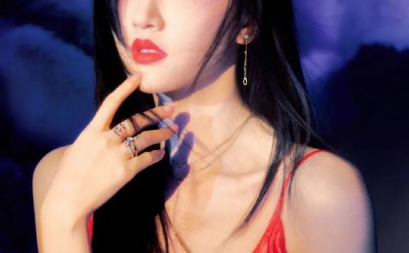 景甜梦幻花境封面大秀香肩!浓妆艳抹性感火辣