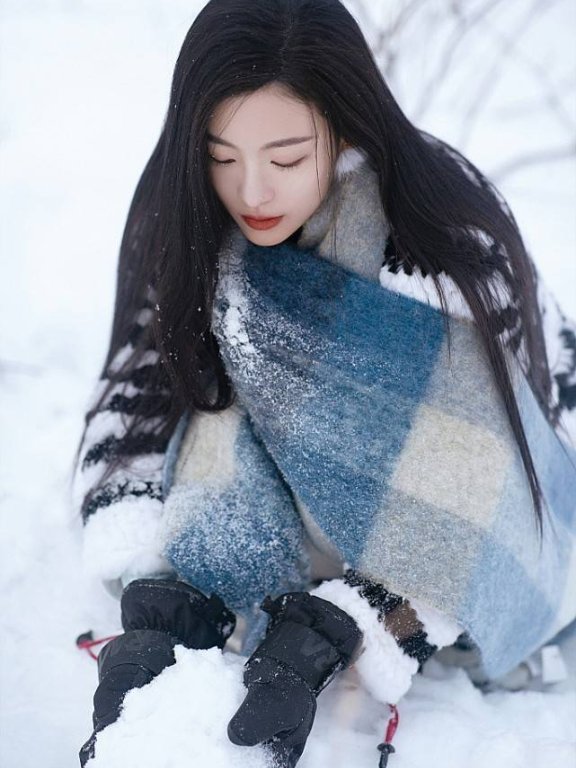 孙芮黑长直发型穿黑白麻花针织外套,软糯又可爱
