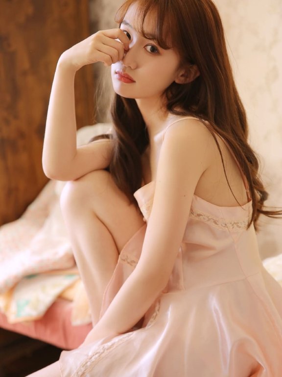 可爱性感美女粉色吊带裙迷人气质写真