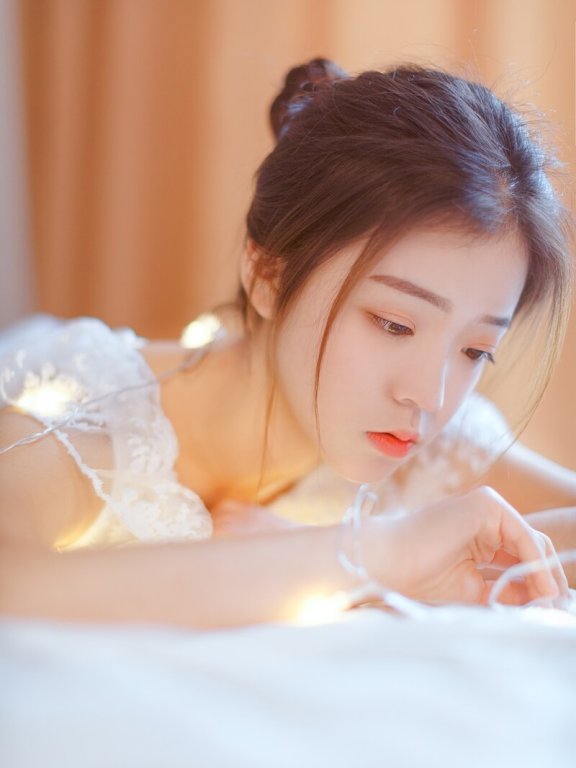 气质美女露出一截白皙的美背超养眼图片