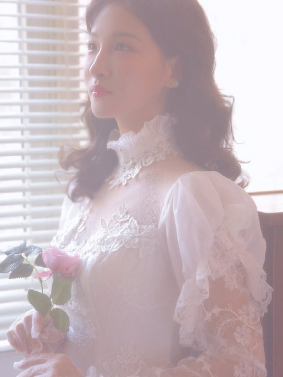 校花级钢琴女神白色蕾丝温柔梦幻艺术写真