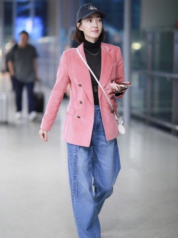 王丽坤机场街拍:穿粉色西装配牛仔裤宛若少女,干练职场look