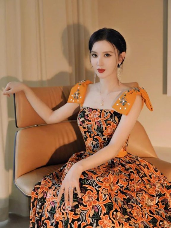 张萌穿橘红条纹抹胸长裙超美艳!成熟妩媚女人味十足