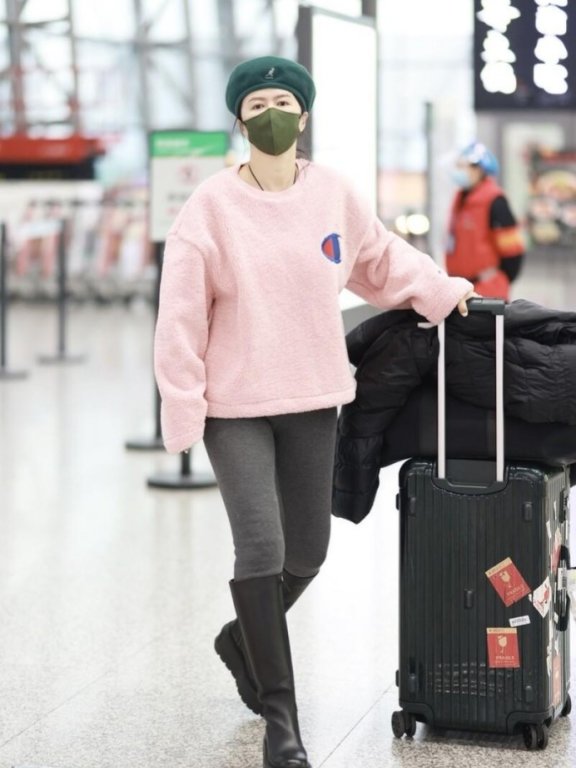 谭维维机场街拍,粉色毛衣搭配打底裤休闲舒适