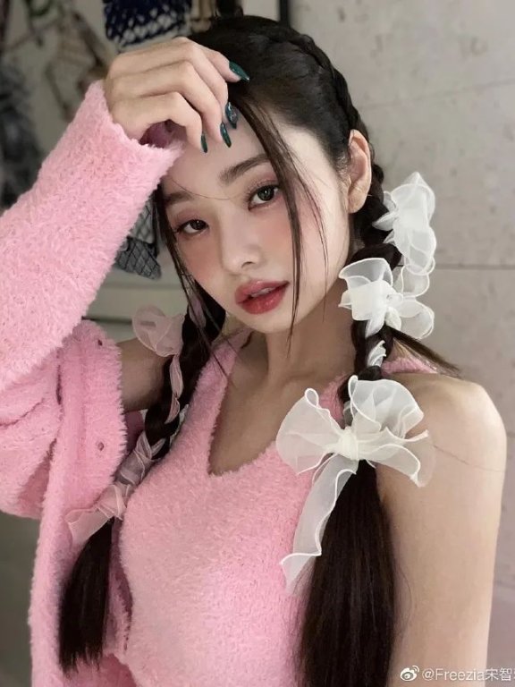 宋智雅晒微博美图大秀事业线!粉色绒衣俏脸妩媚