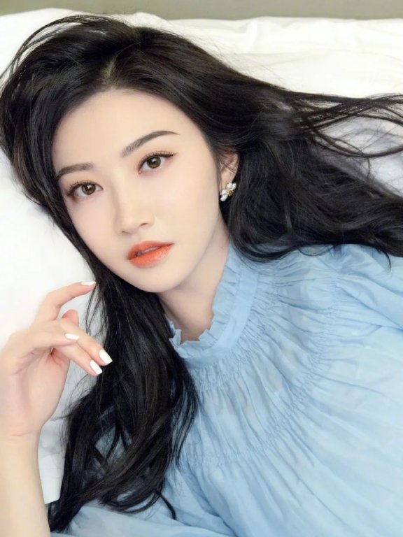 景甜穿浅蓝泡泡袖上衣清纯靓丽!美得让人窒息