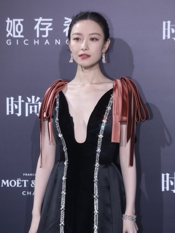 倪妮冬天在户外穿露肩裙,赚足了回头率