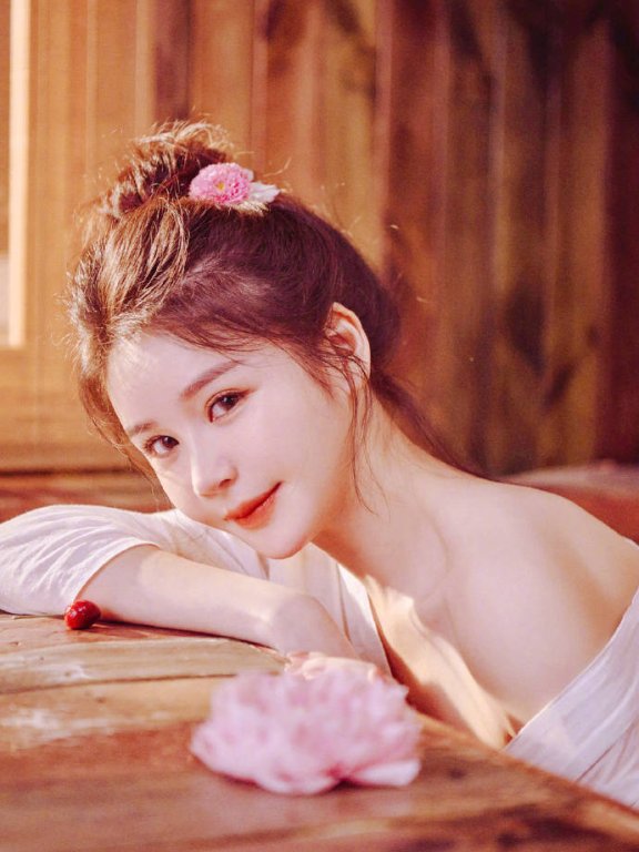 “周芷若”邱意浓美图露出大美腿!大秀香肩美腿性感火辣