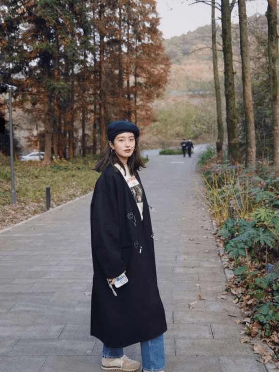 杨采钰穿复古色呢绒大衣穿出了贵气感,不愧是时尚圈“女魔头”