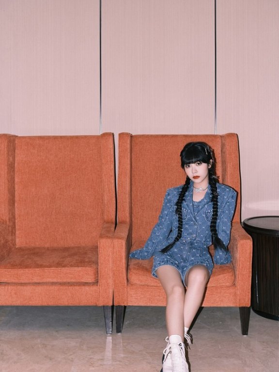 前火箭少女“小七”穿衣风格太甜了,牛仔套装梳双马尾显嫩又美丽