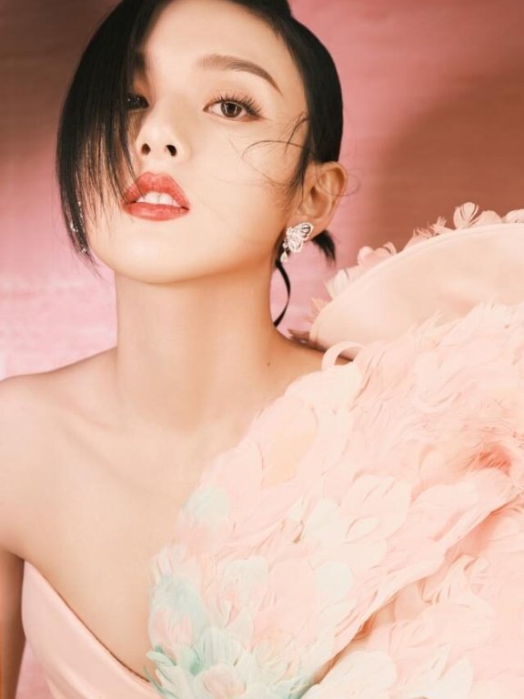 宋祖儿穿粉裙还开高叉走红毯,身材让人羡慕