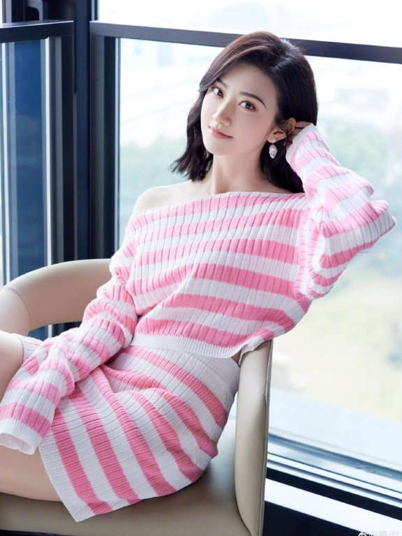 景甜穿粉白条纹针织套大秀美腿,活力满满少女感十足!