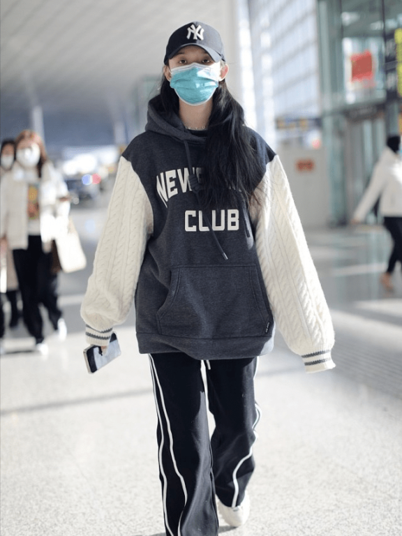 林允机场街拍:穿灰色卫衣搭配工装马甲休闲又有范