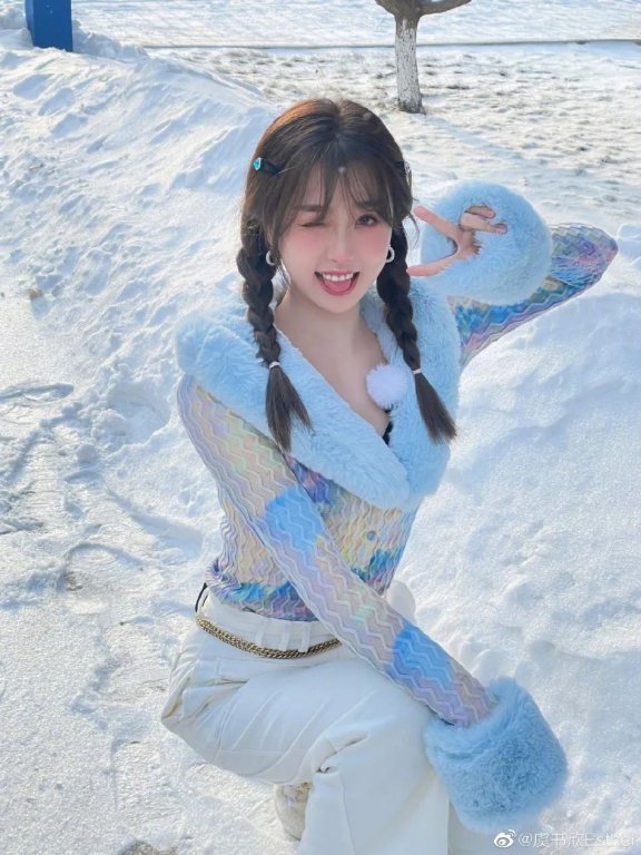 虞书欣分享雪地美图!蓝色花纹上衣搭配白色长裤俏丽惊艳