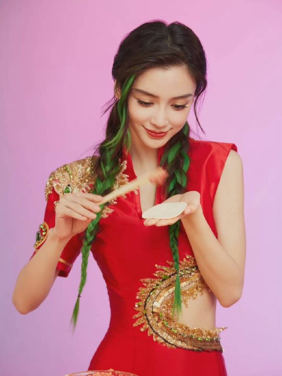 杨颖穿中国风大红裙大秀美腿!白皙美腿太性感
