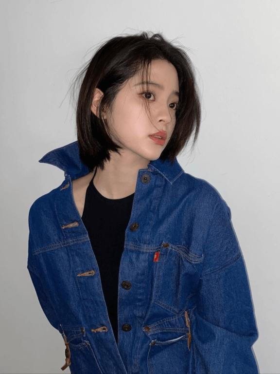 欧阳娜娜蓝色牛仔套装内搭挂脖背心,真挺潮的