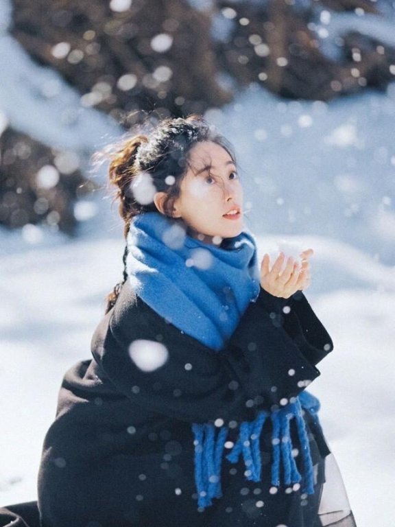 祝绪丹雪地拍时尚大片,黑色大衣搭配蓝色围巾氛围感满满