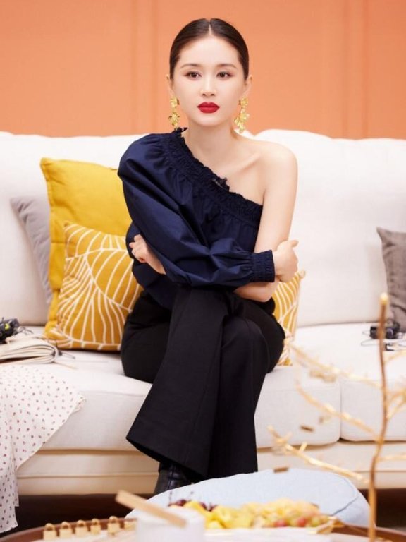 王子文恋爱后穿斜肩上衣秀迷人美肩,烈焰红唇凹出大气场