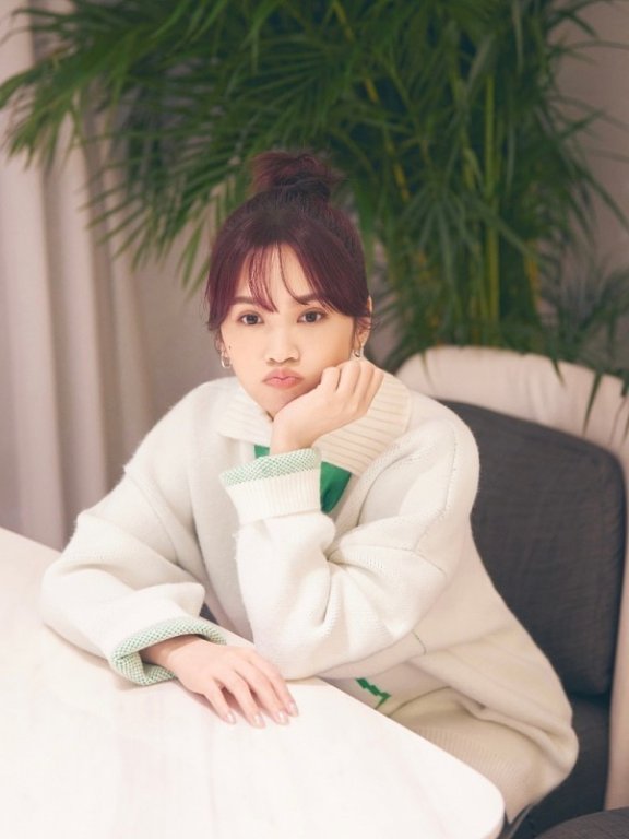 杨丞琳穿奶呼呼的翻领毛衣好少女,配撞色领带更吸睛