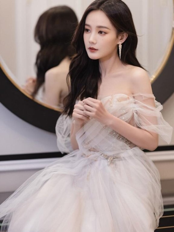李一桐白色纱裙梦幻如公主,尽显温柔与浪漫