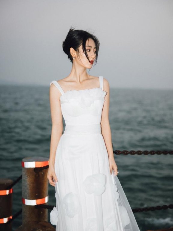 邢菲穿小白裙如仙女下凡,157的身高比例完美