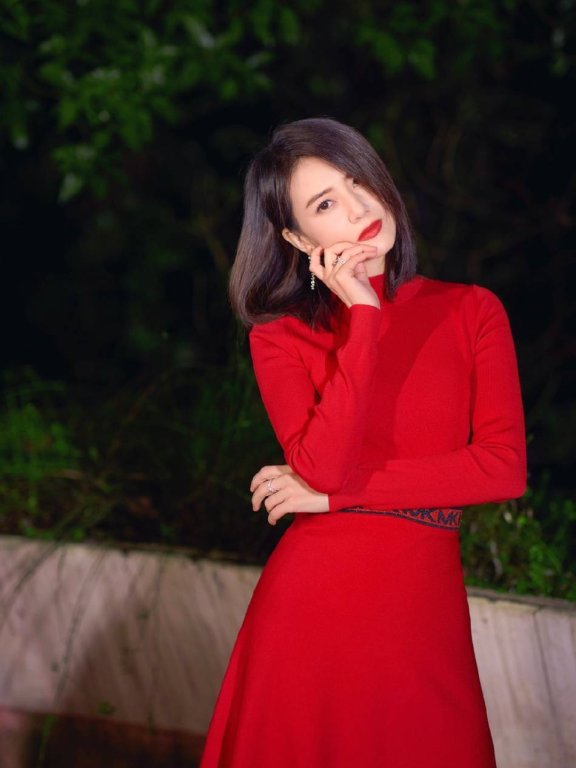 高圆圆穿红色连衣裙身姿婀娜!魅力十足