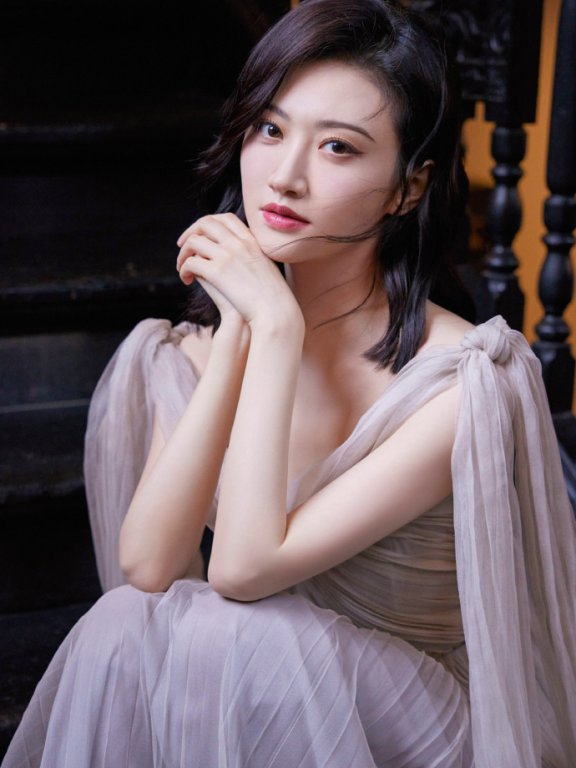景甜穿粉色系带长纱裙大秀香肩!大秀白皙的香肩