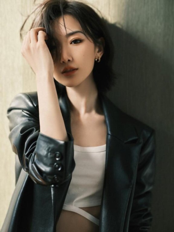 毛晓彤穿皮衣皮裙扮“下衣失踪”,这腿太真实了