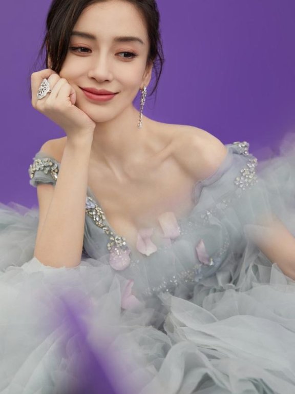Angelababy连发美照,穿深V裙甜美又梦幻