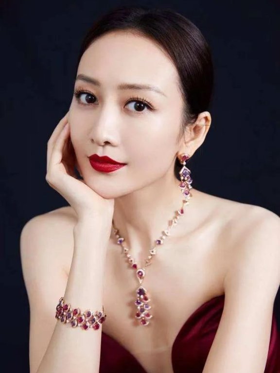 王鸥穿深咖色吊带礼服超美艳!魔鬼身材性感迷人