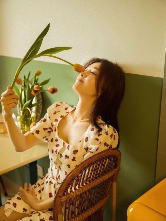 秦岚穿法式复古印花裙,42岁犹如妙龄少女