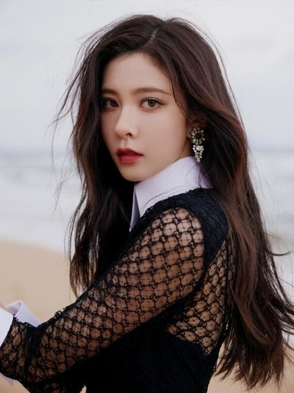 宋妍霏穿镂空黑裙大秀曲线美,尽显熟女风情