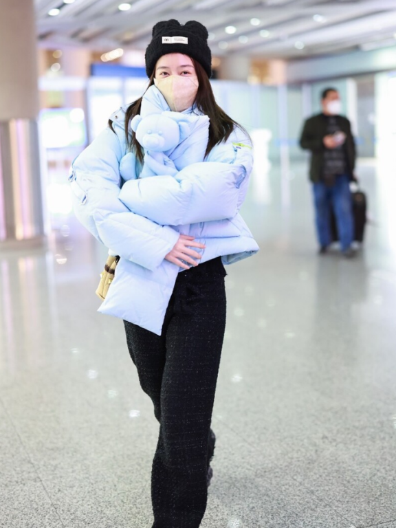 张雪迎机场街拍：穿蓝色羽绒服配黑色休闲裤，阳光可爱有元气
