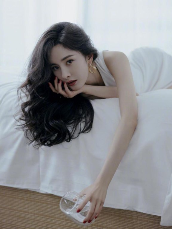 杨幂穿白色露腰开叉长裙,性感不失高级