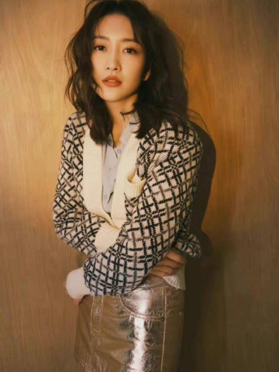 王鸥亮片包臀裙性感又显腿长,尽显熟女风情