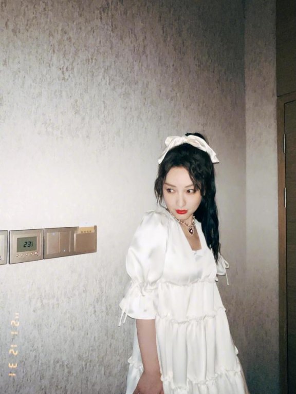 吴昕穿娃娃裙戴蝴蝶结,38岁少女得不行