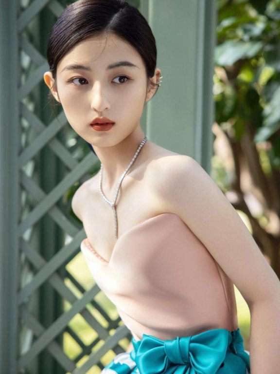 张子枫穿抹胸裙走红毯似“在逃公主”,真是太惊艳了