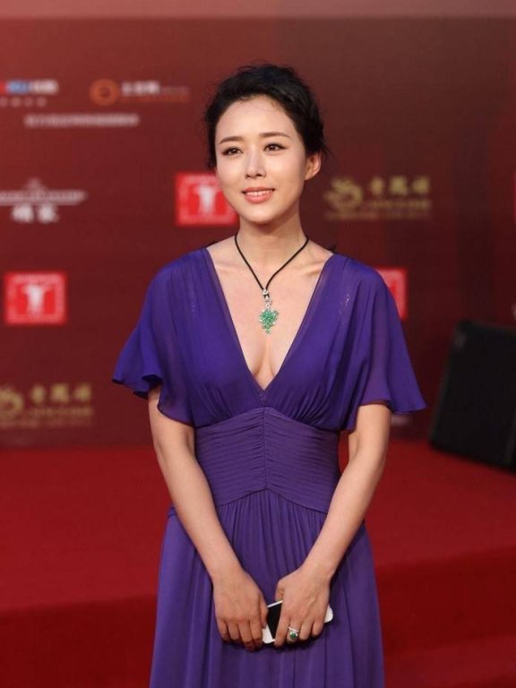 颜丹晨穿紫色裙转身太惊艳,气质优雅迷人