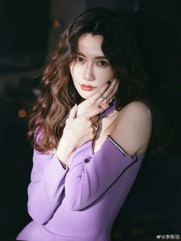 李斯羽穿紫色露肩衣裙!性感妩媚魅力十足