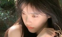爸爸打开了女儿的两个包 发现女儿心思后哭了起来