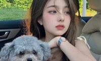 故意装睡捉弄儿子 这个小滑头可真调皮