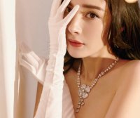 杨幂穿白色绣花长裙大秀美背!魔鬼身材性感撩人