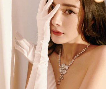 杨幂穿白色绣花长裙大秀美背!魔鬼身材性感撩人