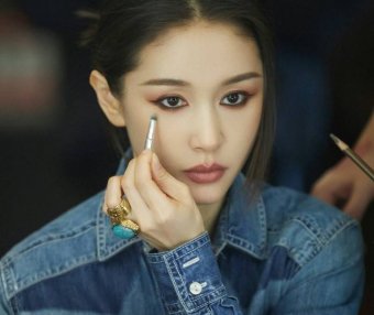 王子文“烟熏妆”好惊艳,穿拼色牛仔套裙上节目潮流又时尚