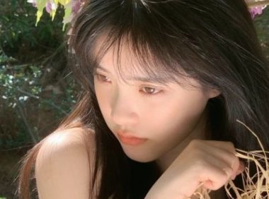 爸爸打开了女儿的两个包 发现女儿心思后哭了起来