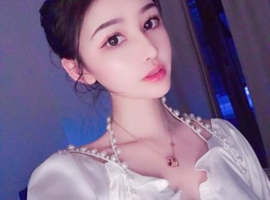 躲在办公桌底下吃零食 我撞见了总裁的大秘密