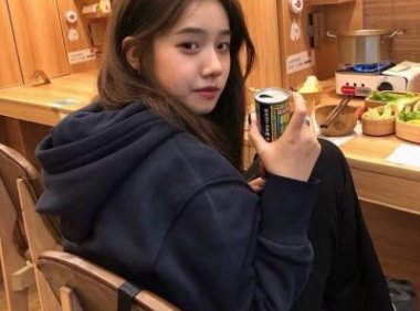 从吃饭坐的位置可以看出两个人是什么关系