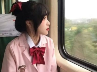 李老汉瓜地遇见小雪和小丹 双胞胎姐妹让他陷入回忆