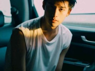 男生招架不住的接吻方式 偷偷亲他一下