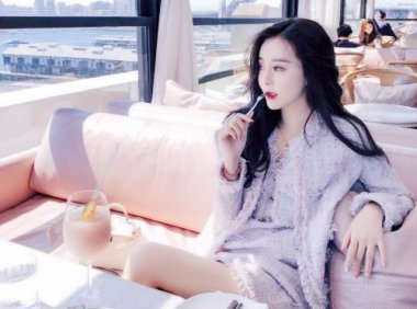 让两个大男人吃奶片 火车上我们玩得很嗨